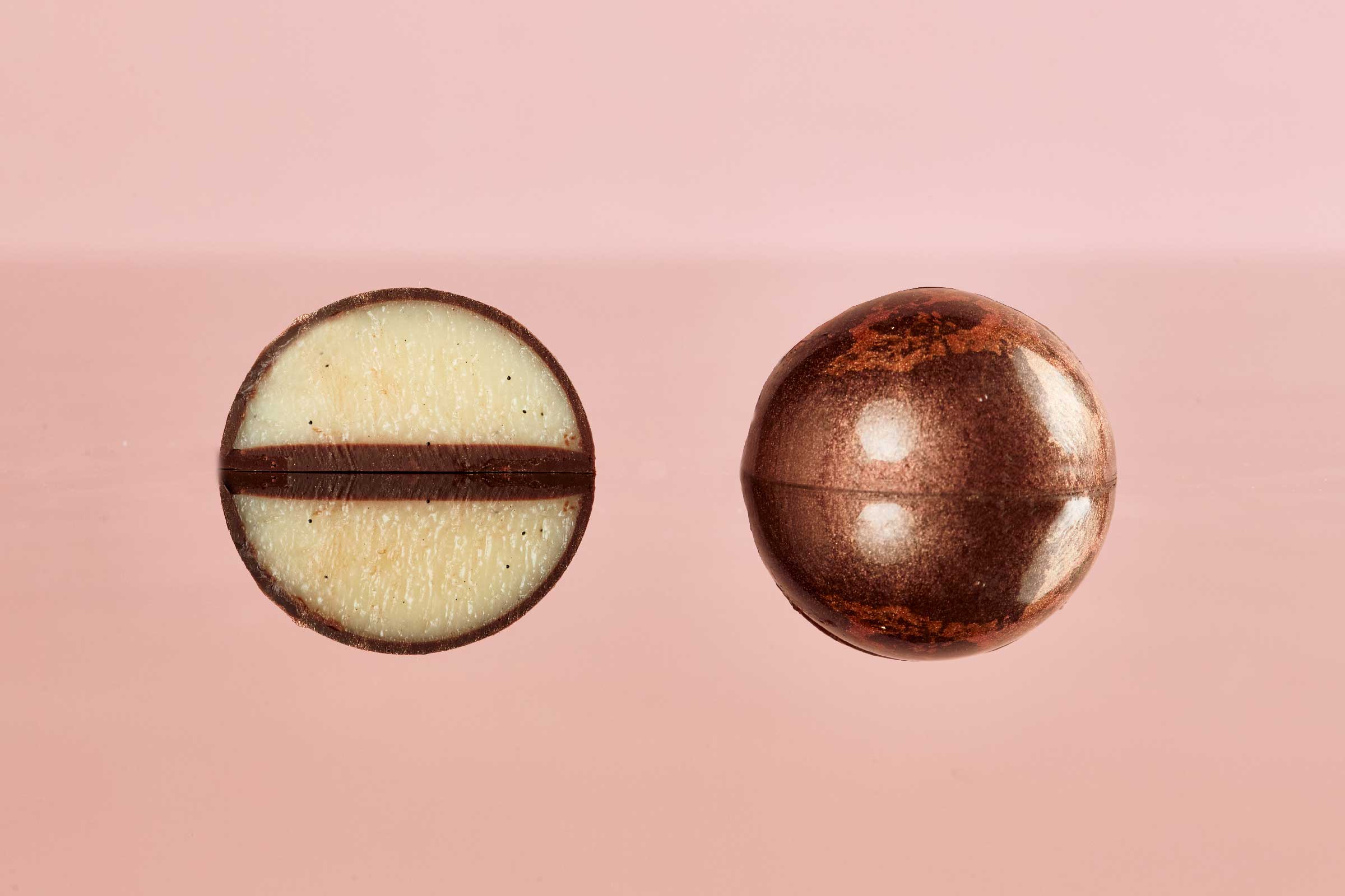 Marte: Ganache al cocco e vaniglia racchiuso in una camicia fondente.